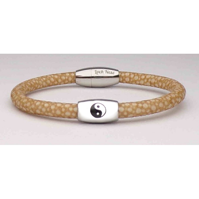 Le bracelet yin yang en galuchat beige